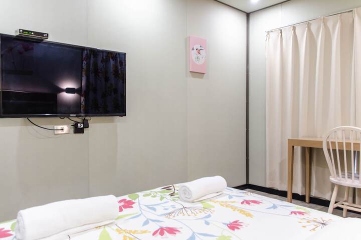Room 7 of 13