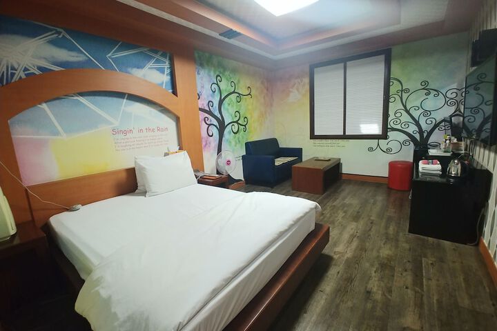 Room 6 of 22