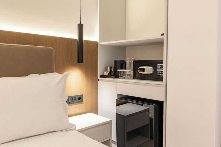 Room 12 of 244