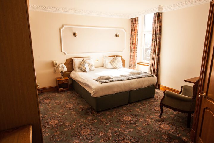 Room 11 of 38