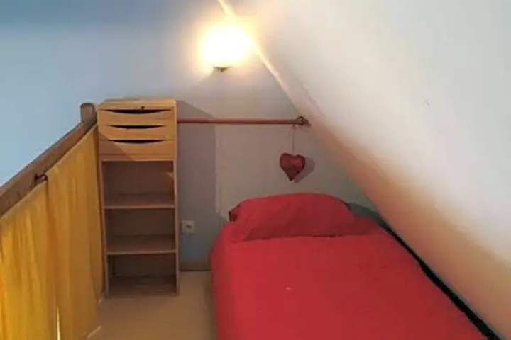 Room 4 of 8