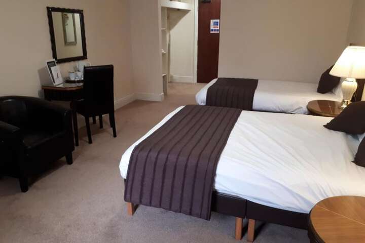 Room 10 of 32