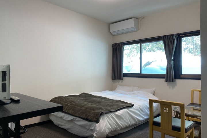 Room 4 of 9