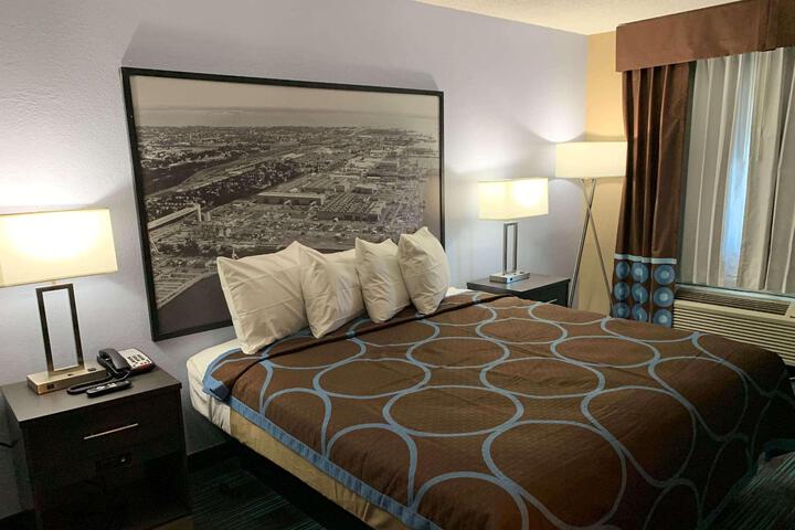 1 King Bed (2 of 7)