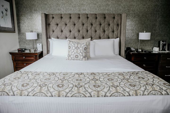 1 Queen Bed (7 of 17)