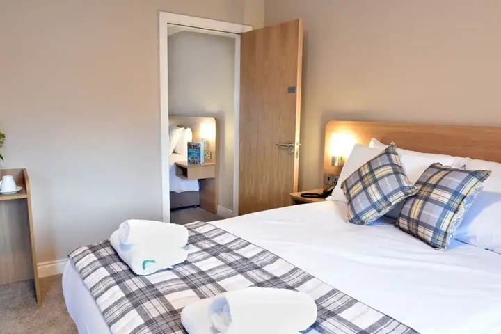 Room 7 of 18