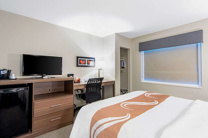 1 Queen Bed Accessible (10 of 10)