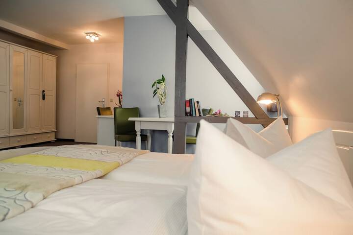 Room 4 of 153