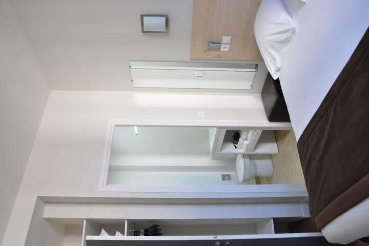 Room 8 of 52