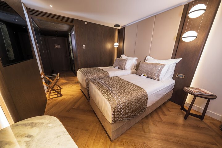 Room 31 of 200
