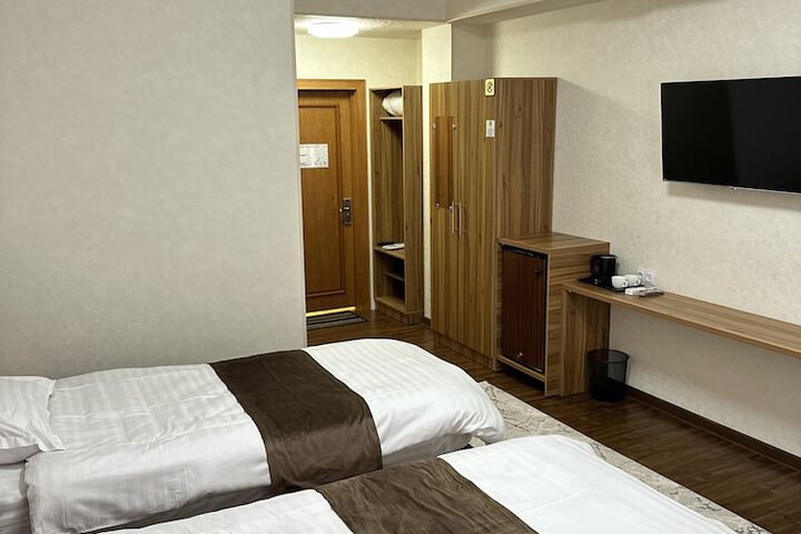 Room 7 of 25