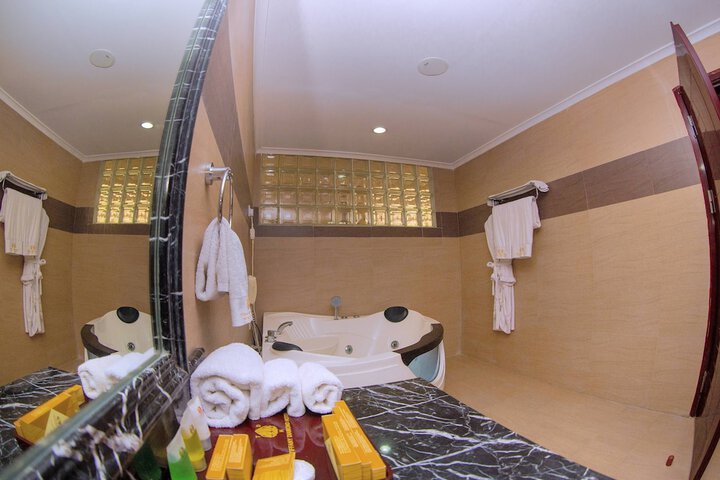 Room 28 of 90