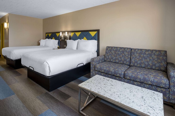 2 Queen Beds (1 of 12)