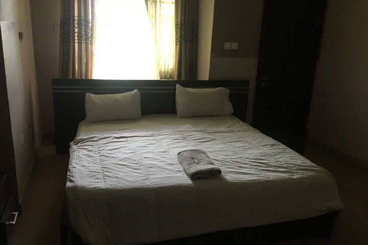 Room 4 of 17