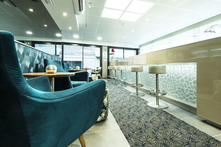 Lounge 17 of 23