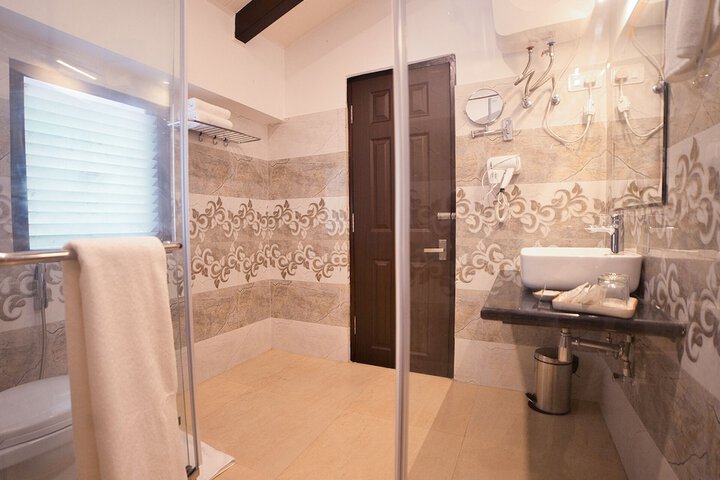 Room 5 of 8