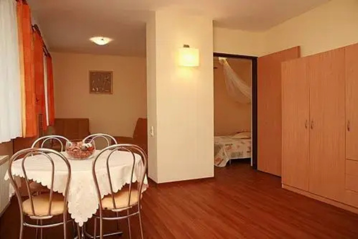 Room 5 of 9