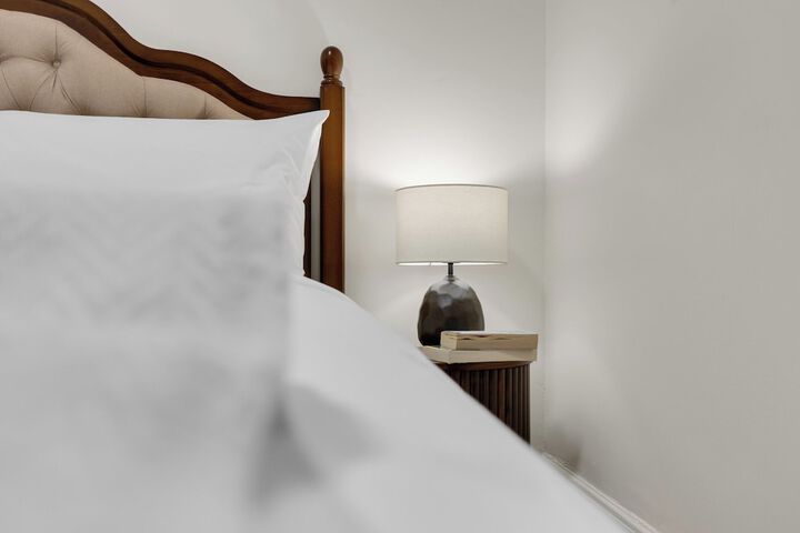 Room 4 of 174