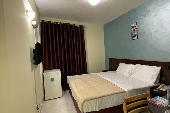Room 24 of 103