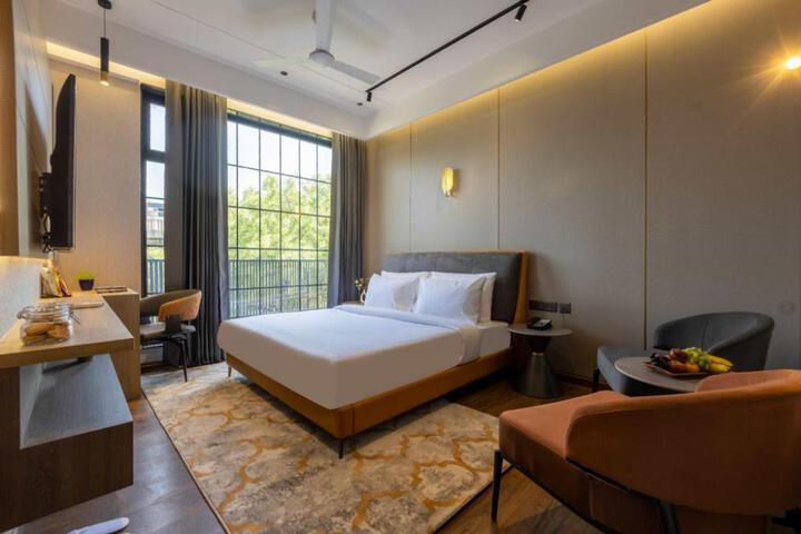 Saltstayz Premier - Noida Near Sector 18 Metro Station