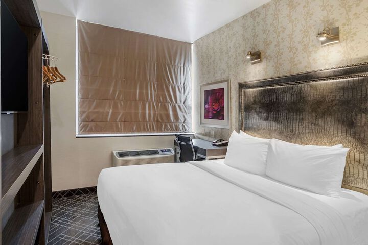 1 Queen Bed Basement Work Desk Refrigerator WiFi Coffee Tea Maker Continental Breakfast (6 of 7)