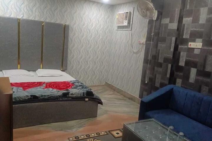 Room 12 of 15