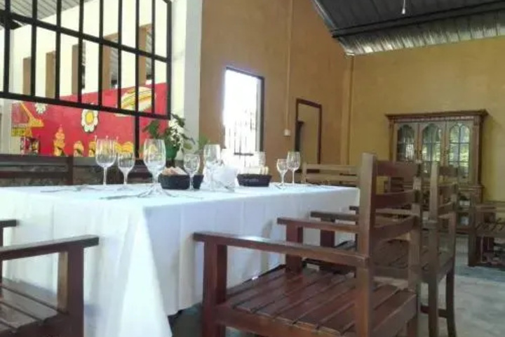 Dining 10 of 11