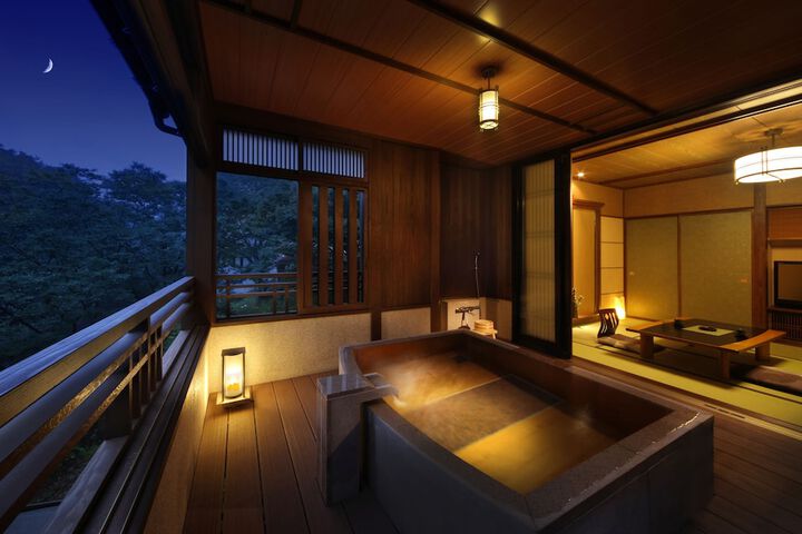 Deep soaking bathtub