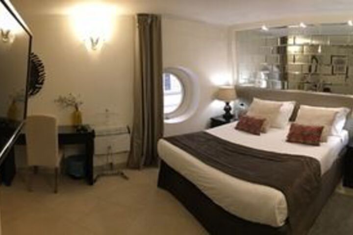 Room 11 of 28