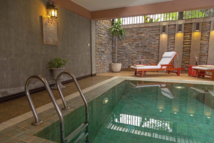 Hotel with Pool
