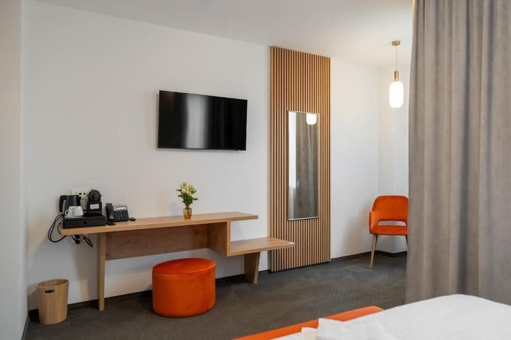 Room 15 of 28