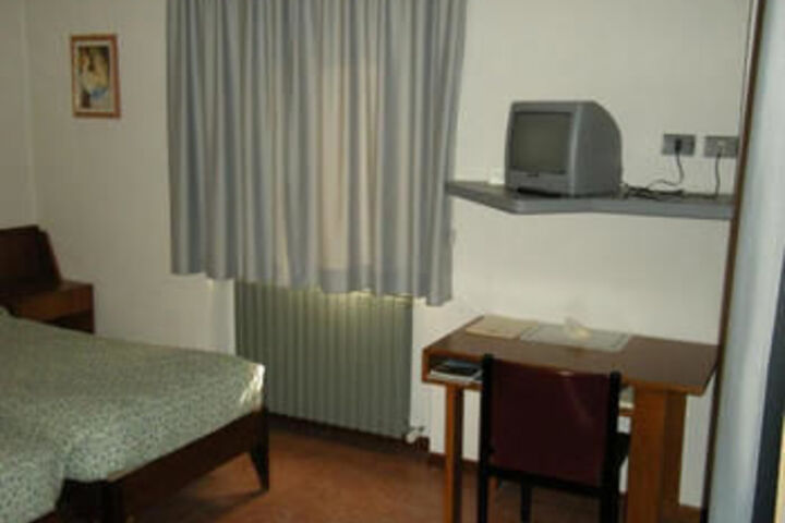 Room 6 of 33