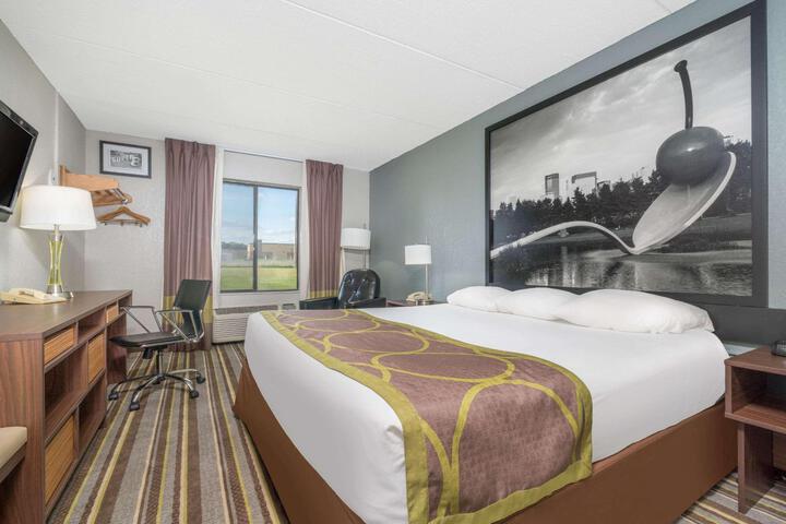 1 Queen Bed (6 of 14)
