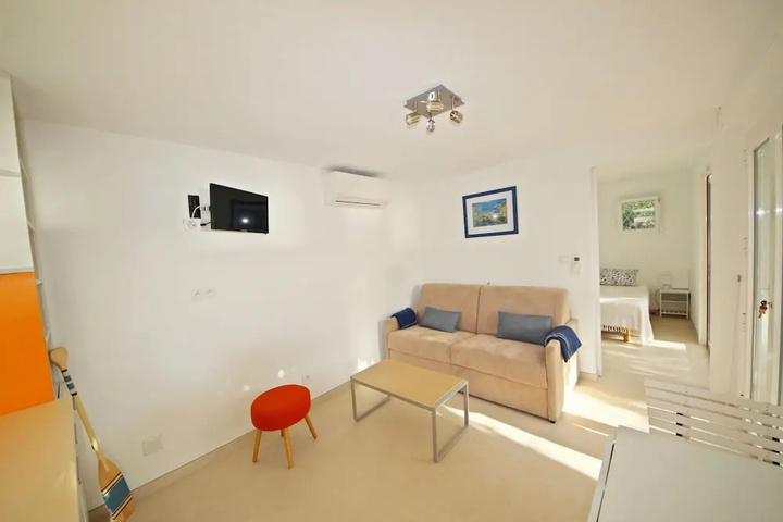 Room 4 of 11