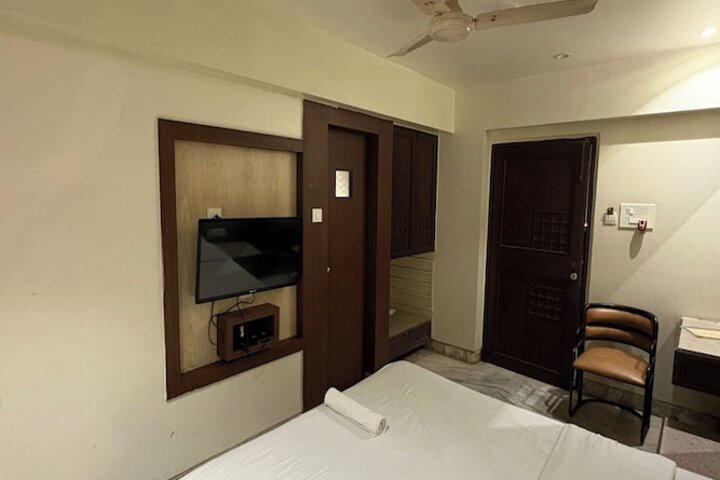 Room 5 of 33
