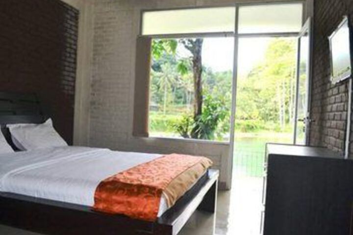 Room 4 of 8