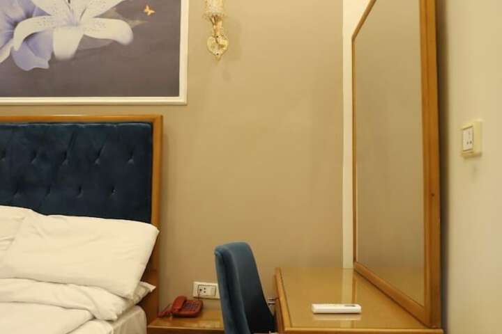 Room 32 of 137