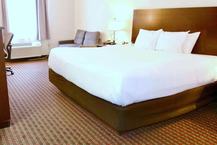 1 Queen Bed Mobility Accessible Bathtub with Grab Bars (5 of 11)