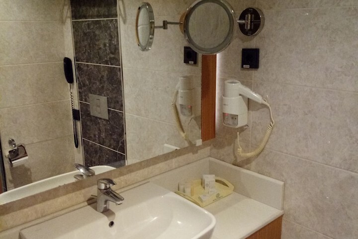 Room 33 of 50