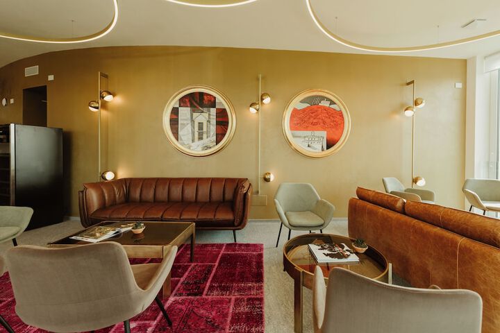 Lounge 60 of 81