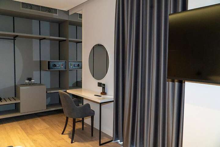 Room 3 of 34