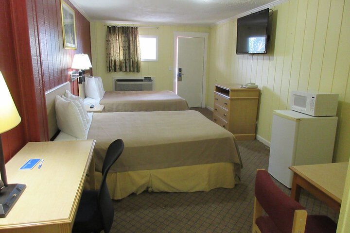 2 Queen Beds (1 of 13)