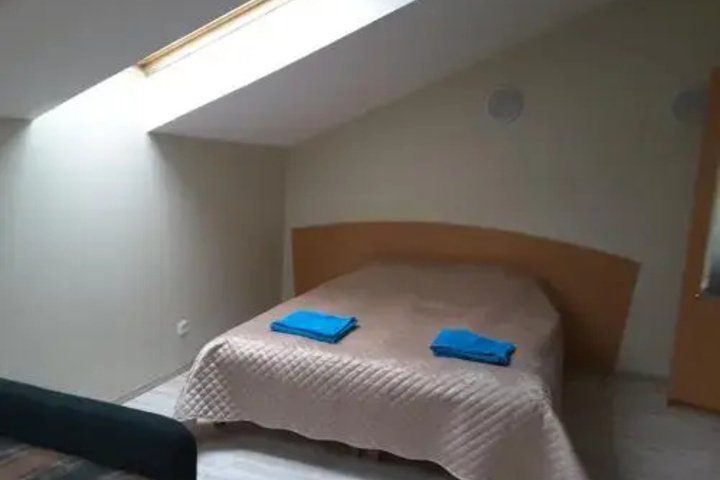 Room 10 of 12