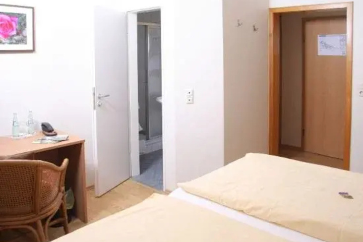 Room 4 of 9