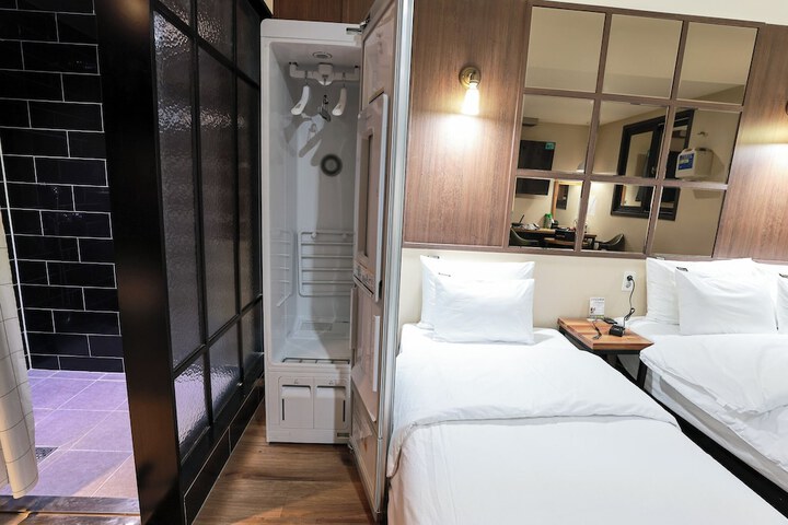 Room 53 of 93