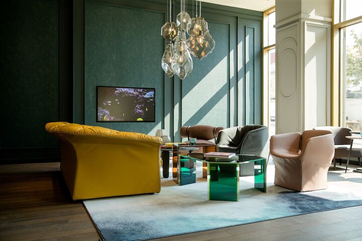 Lounge 21 of 35