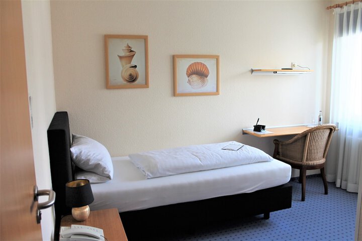 Room 11 of 37