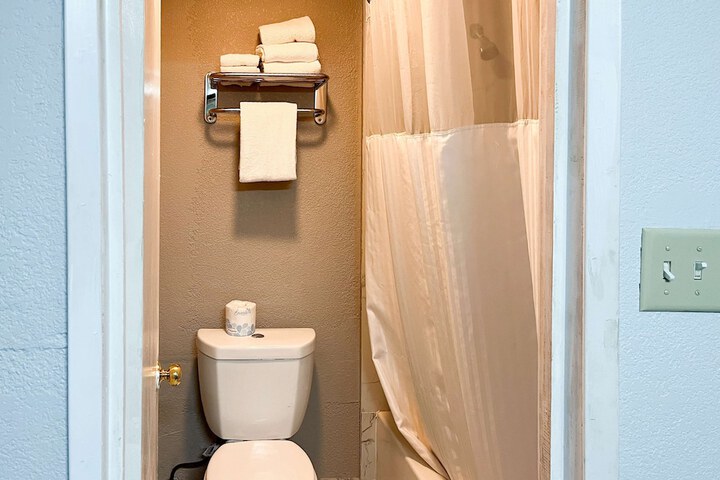 1 Queen Bed Micfridge (1 of 14)