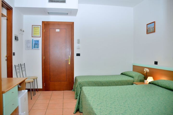 Room 14 of 102