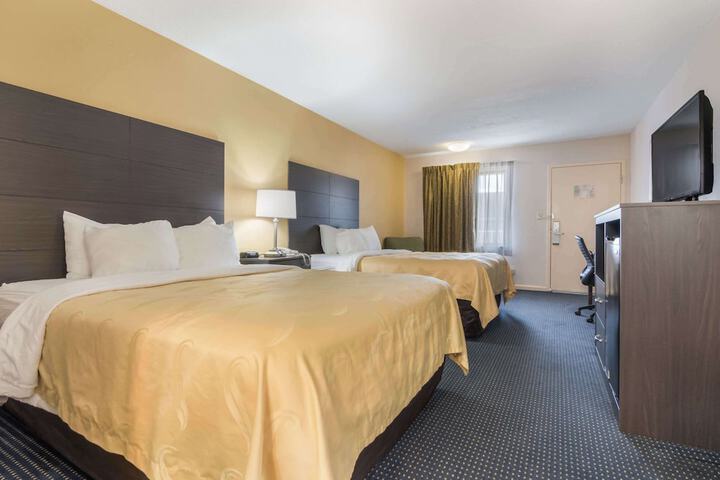 2 Queen Beds (5 of 12)